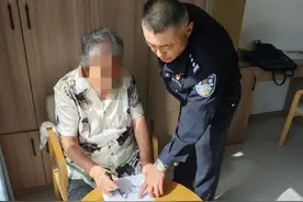 九旬老人行动不便  民警上门服务暖人心图片