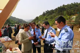 房县税务局：税收宣传走进窑淮镇陈家铺村茶旅文化节图片