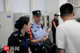 你知道吗？防晒、补水喷雾等单个携带不能超过150毫升  镇江铁路公安奋战暑运保平安图片