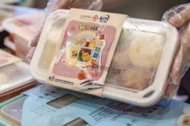被高铁上的儿童餐食硬控了！网友：300多个月的小朋友能点吗？图片