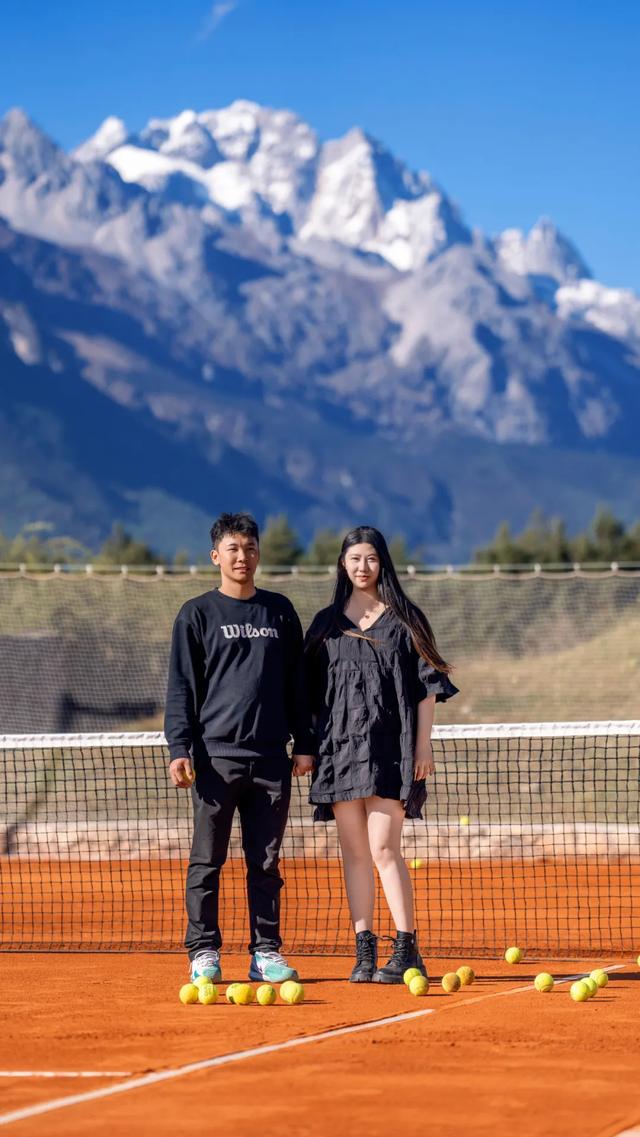 四川小伙花40万元在丽江建了个雪山红土网球场