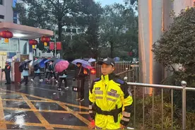 湖南吉首公安全面开启“护学模式”图片