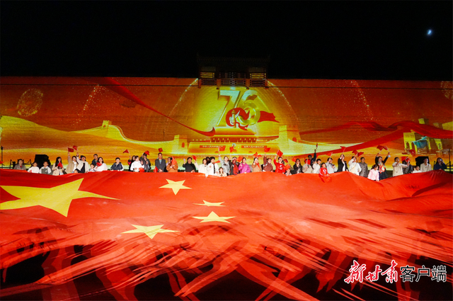 嘉峪关：千人同歌迎国庆