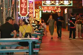 “知音夜市”：码头边吹着江风撸串畅饮，太“虚浮”！图片