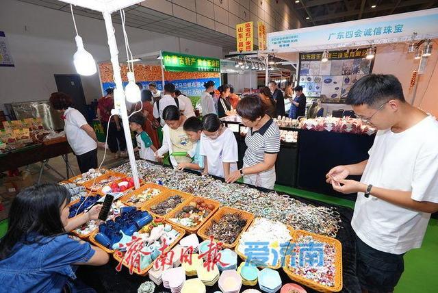 泉城茶香掀购物热潮，市民满载而归