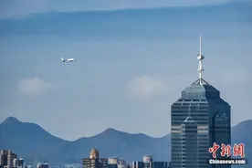 国产大飞机C919飞越香港维多利亚港图片