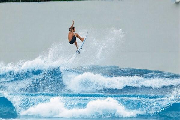 中国首个冲浪主题度假区开业 中旅逐浪点亮2026海南海洋旅游年