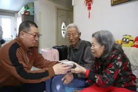 “世界以痛吻我，我要报之以歌”图片