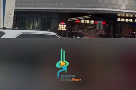 17岁中专女生姜萍火了，家乡一广场户外大屏，投放姜萍获奖喜报，负责人：很多人去拍照打卡图片