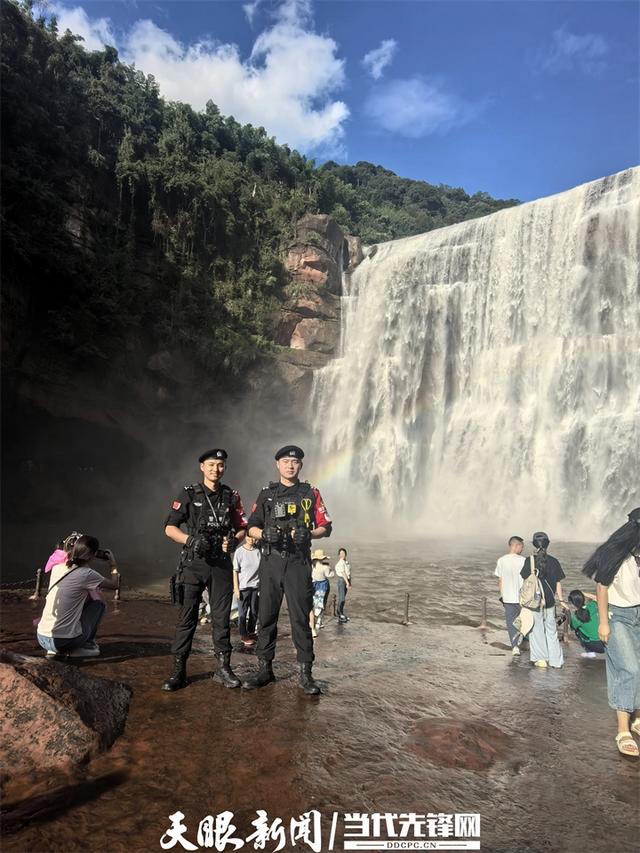 丹霞红与藏蓝的交响！旅游警察王银的假期全勤实录