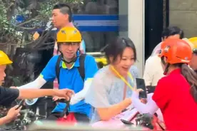 闫妮在深圳街头送外卖？多名网友偶遇：真人看上去很亲切，脸比电视上还小图片