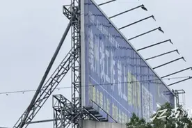 赣州两处大型户外广告牌成悬在头顶的“不定时炸弹”图片