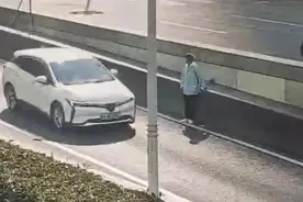 老人误入隧道，女骑警 “奶奶，你跟着我走”图片