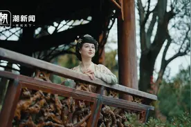 体验“李子柒的一天”，乌克兰抖音博主Masha在开化学根雕图片