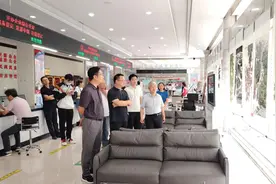 礼颂华诞、丹青绘彩！平顶山卫东区举办庆祝新中国成立75周年书画展图片