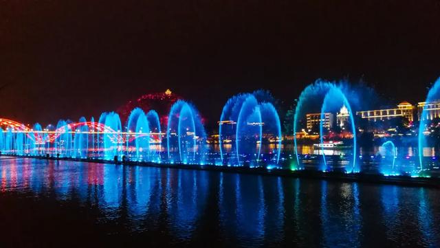 时隔一个多月，柳州水上音乐喷泉恢复开放！就在今晚