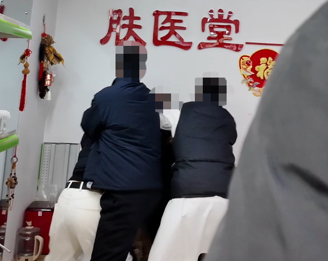 打假博主被店主用30cm砍刀追砍，警方：行政拘留五日；博主：将申请行政复议