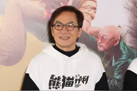 国庆喜剧《熊猫计划》成龙“大吐真言”，主创空降北京影城送熊猫福利图片