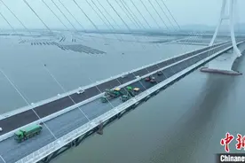 牛田洋大桥主桥钢桥面沥青层铺装完成图片