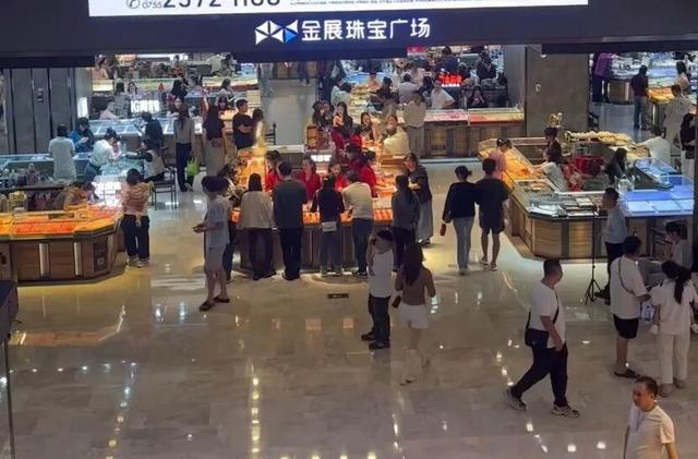 实探水贝黄金市场：税收新政引发跳涨，买卖价差扩至超百元