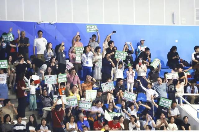 全红婵时隔五月重返赛场，出战女子团体双人10米台，第一跳结束后排名第一，看台上都是为她加油的海报