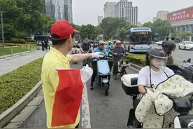 城市微光｜他坚守鼓楼广场13载 ，自创“老宋Style” 深受市民喜爱图片