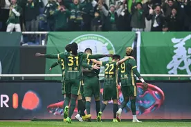 无缘中超开门红，但寒风中浙江球迷热了眼眶：心心念念的浙江绿城队回来了！图片