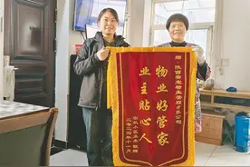 垃圾桶里捡到8000元现金 小区保洁员拾金不昧感动失主图片