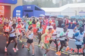 中外1.8万名跑者竞逐海南儋州马拉松赛  非洲选手夺全程组冠军图片