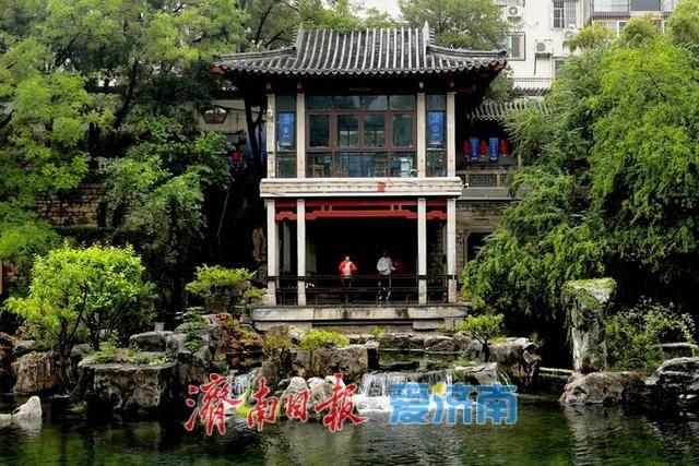 一年四季 泉在济南丨护城河畔细雨织轻纱 垂柳秋韵映清波