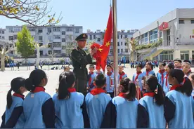 泰安市第一实验学校携手武警泰安支队开展“全民国家安全教育日”主题少先队活动图片