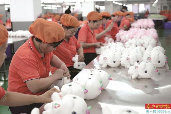 吉祥物会“变脸”搭载AI机芯陪聊