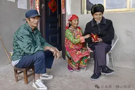百岁老人凹开国的幸福晚年图片
