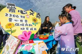爱心满满！千名“雷小锋”赶“爱心集市”图片