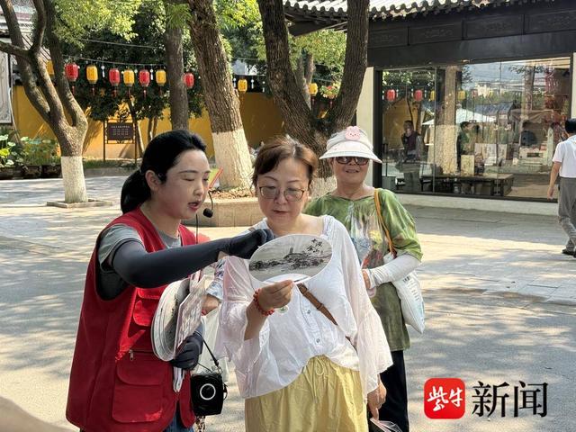 汗水浸透红马甲！镇江金山景区志愿者以汗为墨书写服务担当