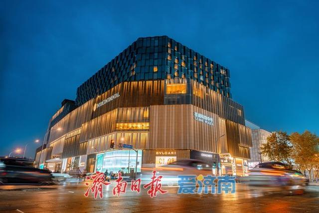 一年四季 泉在济南丨济南泉城路商圈：夜色如织，尽显都市繁华活力