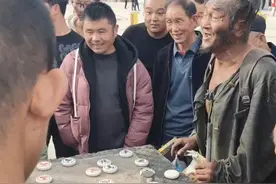 “兰州棋王”衣衫褴褛街头找人对弈？官方：其系五保户曾予以帮扶，成绩难考证图片