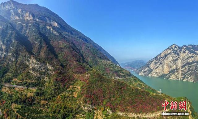 长江西陵峡：碧水红叶相映成画
