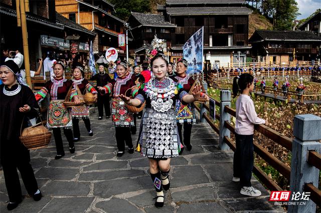 【每日一图@湖南】在通道皇都侗文化村，遇见最炫民族风村庆