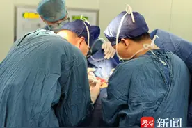 当“强直”遇上甲状旁腺增生：中大医院“量身定制”手术方案破解双重挑战图片