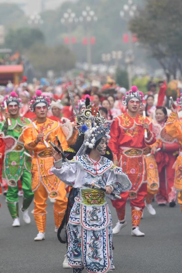 刚刚现身武汉街头，现场劲爆！“手机内存都不够用了”