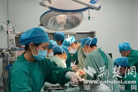 直径23cm！七旬老人巨大卵巢囊肿成功切除图片