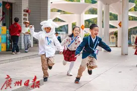 课间增加5分钟后的开学日，孩子们在校园里撒欢图片