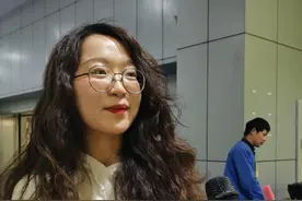 汉马物资领取首日，幸运中签选手：朋友们羡慕坏了，很喜欢汉马限定樱花徽章图片