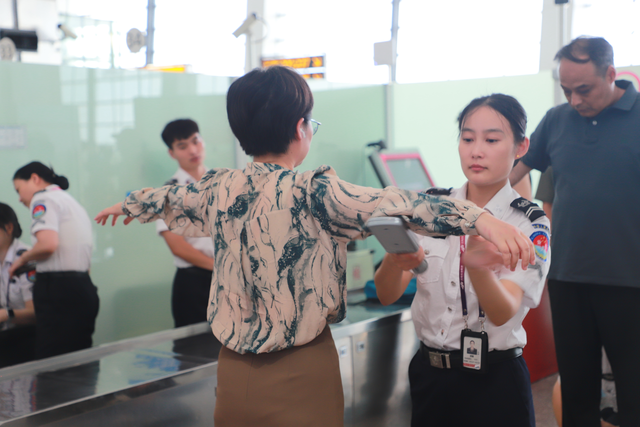 郑州机场暑运安检：小通道 安全桥 她平均每天蹲起600次
