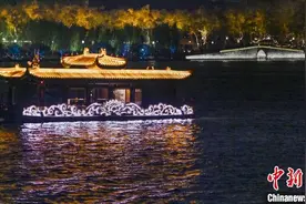 杭州西湖游船首轮夜游邂逅“顶流”音乐喷泉图片