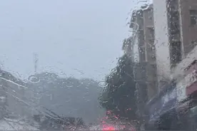 长沙今天早高峰突降雷暴雨！网友：穿着拖鞋去上班、雨刮器快“冒火”了图片