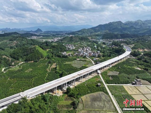 广西荔浦连线高速公路主线全线贯通 阳朔旅游再添便利