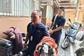 高温下的劳动者｜烈日下飞檐走壁，空调安装工为千家万户送清凉图片