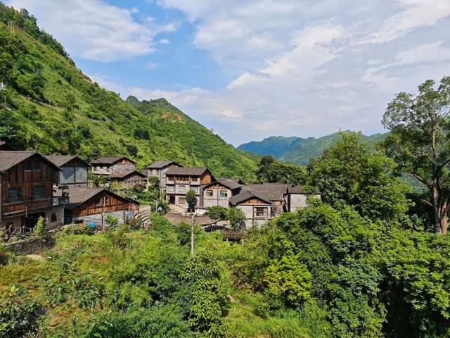 兴听普安||山水为伴红寨村